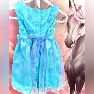 NEW vibrant ELSA blue fashion dress. Beautiful délicat détail.